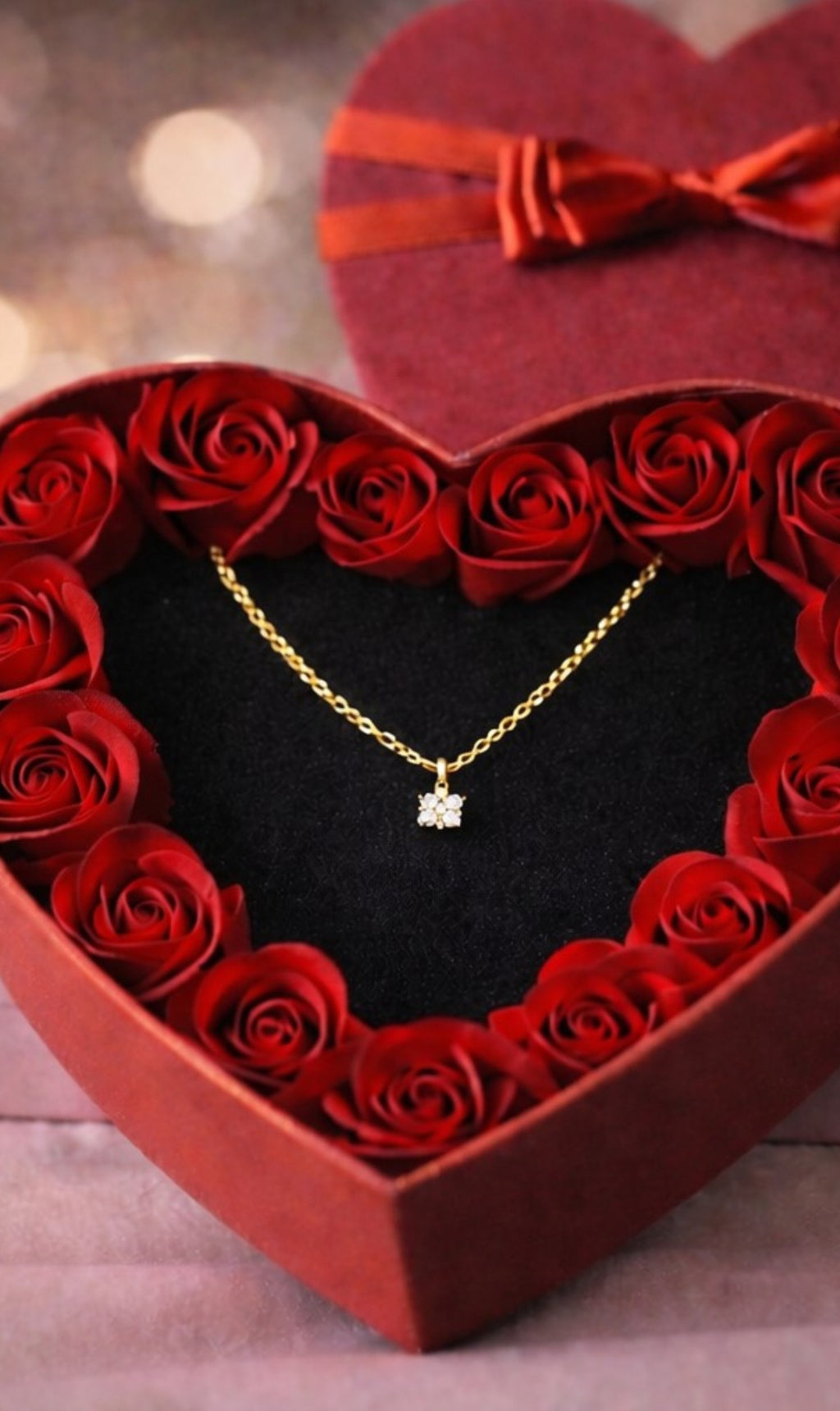 Naszyjnik kwiatuszek, złoty z kryształkami. Prezent na Walentynki