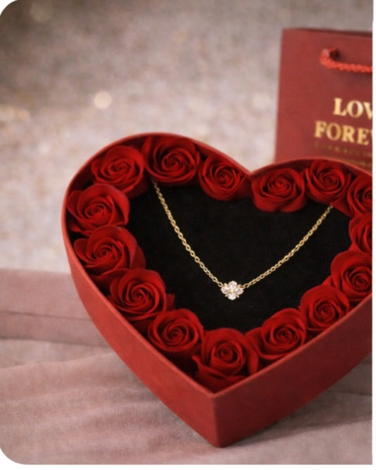 Naszyjnik kwiatuszek, złoty z kryształkami. Prezent na Walentynki