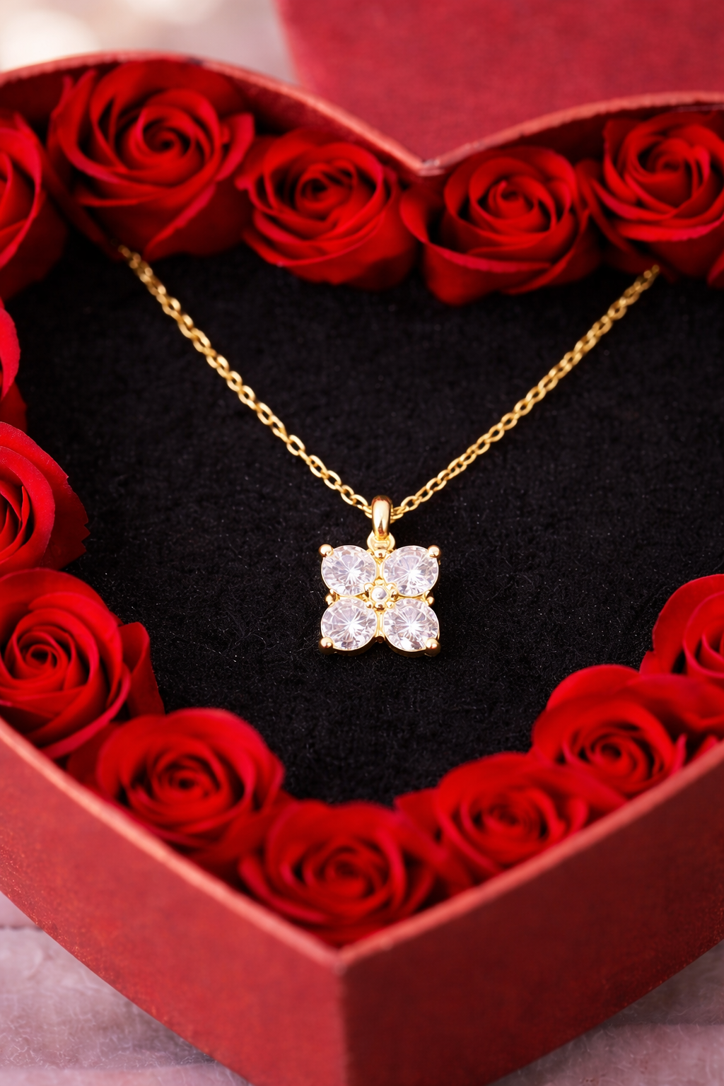 Naszyjnik kwiatuszek, złoty z kryształkami. Prezent na Walentynki